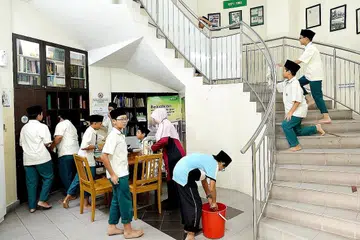 BANTU MEMBERSIHKAN MASJID: Sebanyak 100 murid darjah lima dan enam dari Madrasah Irsyad Zuhri Al-Islamiah telah berganding bahu membersihkan pekarangan Masjid Alkaff Kampung Melayu Khamis lalu. Masjid Alkaff Kampung Melayu merupakan salah satu dari empat masjid lain yang menyokong Program Khidmat Masyarakat "Isryad dan Ramadan' kendalian Madrasah tersebut. - Foto BH oleh IQBAL FAIZAL