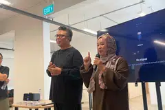 Suhaimi Yusof  ketika berkongsi pengalaman beliau melalui detik-detik diserang angin ahmar dan proses rawatan di Persatuan Angin Ahmar Nasional Singapura (SNSA) di Kim Keat Road, dan kemudian disertai isterinya, Cik Siti Yohana Suliman atau Cik Yana, bagi menjawab pertanyaan penonton tentang peranannya sebagai penjaga.