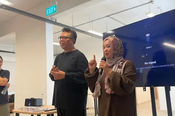 Suhaimi Yusof  ketika berkongsi pengalaman beliau melalui detik-detik diserang angin ahmar dan proses rawatan di Persatuan Angin Ahmar Nasional Singapura (SNSA) di Kim Keat Road, dan kemudian disertai isterinya, Cik Siti Yohana Suliman atau Cik Yana, bagi menjawab pertanyaan penonton tentang peranannya sebagai penjaga.