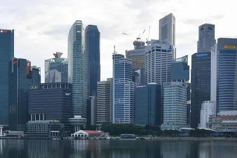 SINAR HARAPAN: Ekonomi Singapura dijangka tumbuh 5.5 peratus pada 2021, menurut pakar ekonomi yang ditinjau Penguasa Kewangan Singapura (MAS).