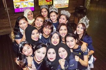 BUKAN HANYA UNTUK GLAMOR: Peserta Ratu Cantik Miss & Mrs Singapore Malays International turut menceriakan penghuni rumah tumpangan wanita Casa Raudha dalam acara 'hi-tea' Hari Ibu. - Foto ZALEHA ABDUL KADER