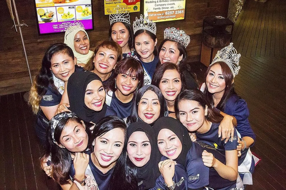 BUKAN HANYA UNTUK GLAMOR: Peserta Ratu Cantik Miss & Mrs Singapore Malays International turut menceriakan penghuni rumah tumpangan wanita Casa Raudha dalam acara 'hi-tea' Hari Ibu. - Foto ZALEHA ABDUL KADER