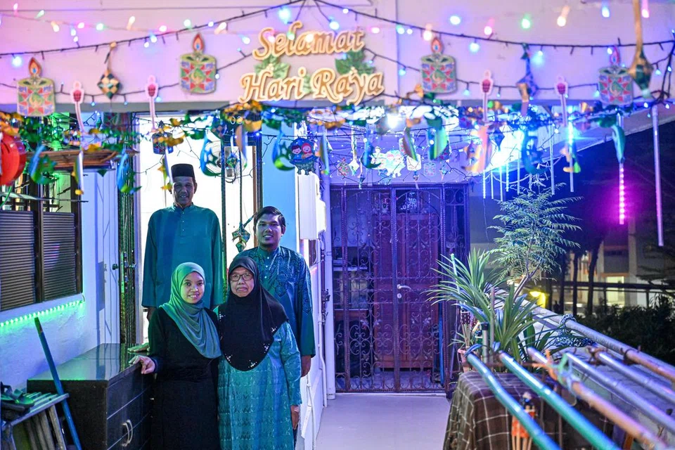 Encik Azmi Mohamed (di belakang, kanan) bersama bapanya, Encik Mohamed Tahir; ibunya, Cik Haminah Neemat (di depannya); dan isterinya, Cik Nurahzia Abdulrahim di rumah orang tuanya di Serangoon Avenue 4.
