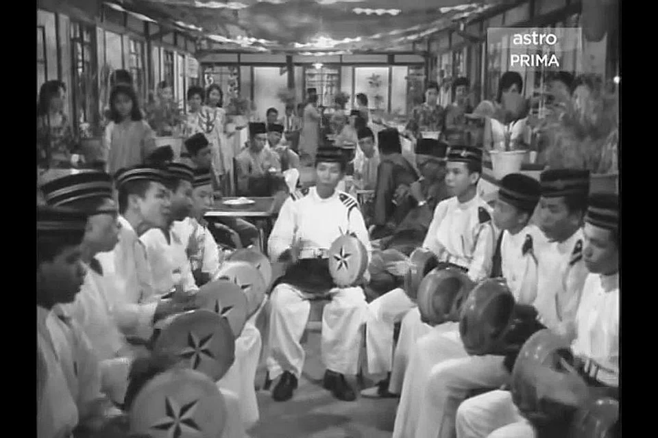 POPULAR DALAM FILEM KLASIK: Sebagai antara kumpulan hadrah kompang tertua di Singapura, Firqatul Wannazam turut menjayakan filem klasik Madu Tiga (atas), Tun Fatimah dan Laila Majnun. - Foto ASTRO PRIMA