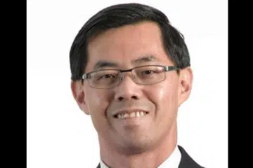 MENGAKU SALAH: Er Meng Joo, 55 tahun, yang merupakan seorang profesor penuh dalam bidang kejuruteraan elektrikal dan elektronik di Universiti Teknologi Nanyang (NTU), mengaku mencuri barangan berupa penyegar udara dan barangan dandanan diri bernilai $225.15 kesemuanya, dari sebuah pasar raya NTUC FairPrice di stesen minyak Esso di Dunearn Road pada Januari tahun lalu. - Foto LAMAN NTU