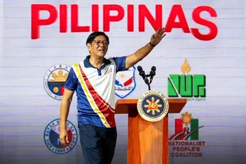 Presiden Filipina, Ferdinand Marcos Jr, melambai tangan semasa satu perhimpunan kempen menjelang pilihan raya, di Bandaraya Mandaluyong, Metro Manila, Filipina, pada 9 Mei 2025.