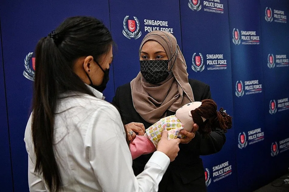LATIHAN AMAT DIPERLUKAN: Cik Norain (kanan) menekankan pentingnya latihan bagi pegawai yang mengendalikan kes-kes jenayah seksual memandangkan ia melibatkan sensitiviti tertentu dan mangsa yang telah mengalami trauma. - Foto BH oleh KUA CHEE SIONG