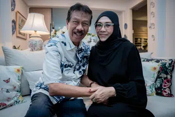 Cik Khamsaton Kamis bersama suami, Encik Ahmit Hassan, tetap romantis biar sudah hampir 50 tahun berumah tangga.