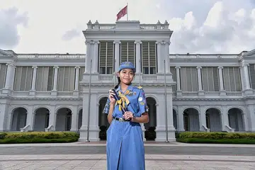 DAPAT PENGIKTIRAFAN: Alisha, 16 tahun dari Sekolah Perempuan Raffles, antara lima Pandu Puteri yang menerima Anugerah Pandu Puteri Presiden daripada Presiden Halimah Yacob di Istana semalam. - Foto BH oleh DESMOND WEE
