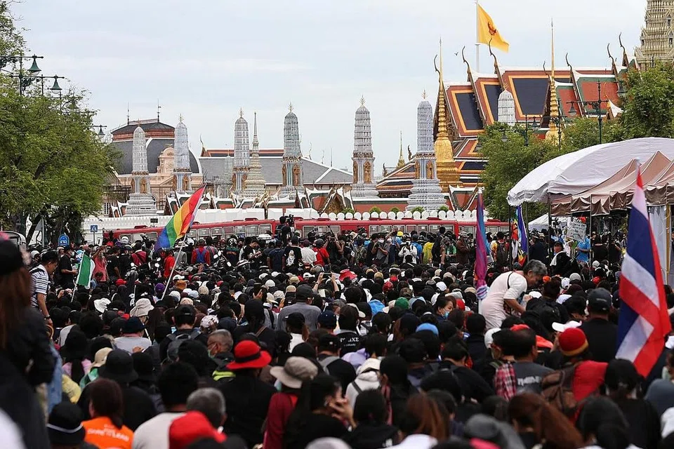 BERARAK DI DEPAN ISTANA: Ribuan penunjuk perasaan berkumpul di depan Istana Besar di Bangkok semalam untuk membantah pertubuhan dikuasai tentera dan istana Thailand. Penunjuk perasaan, dihalang oleh ratusan polis tidak bersenjata, mengisytiharkan kemenangan setelah memberi polis surat yang mempunyai butiran tentang permintaan mereka. - Foto EPA-EFE