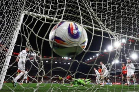 Jeremy Doku (belakang, tengah) dari Belgium menjaringkan gol kedua pasukan itu.