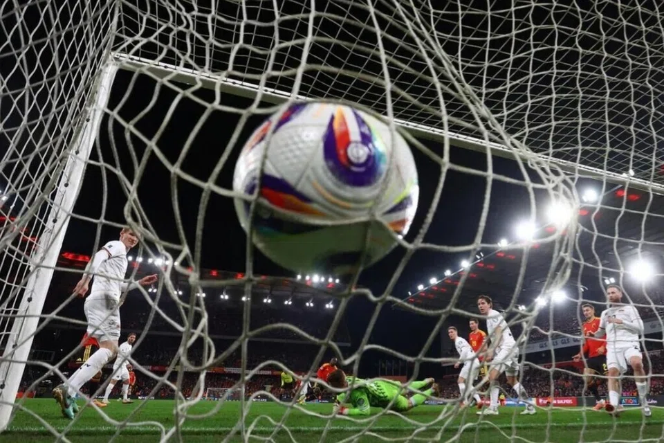 Jeremy Doku (belakang, tengah) dari Belgium menjaringkan gol kedua pasukan itu.