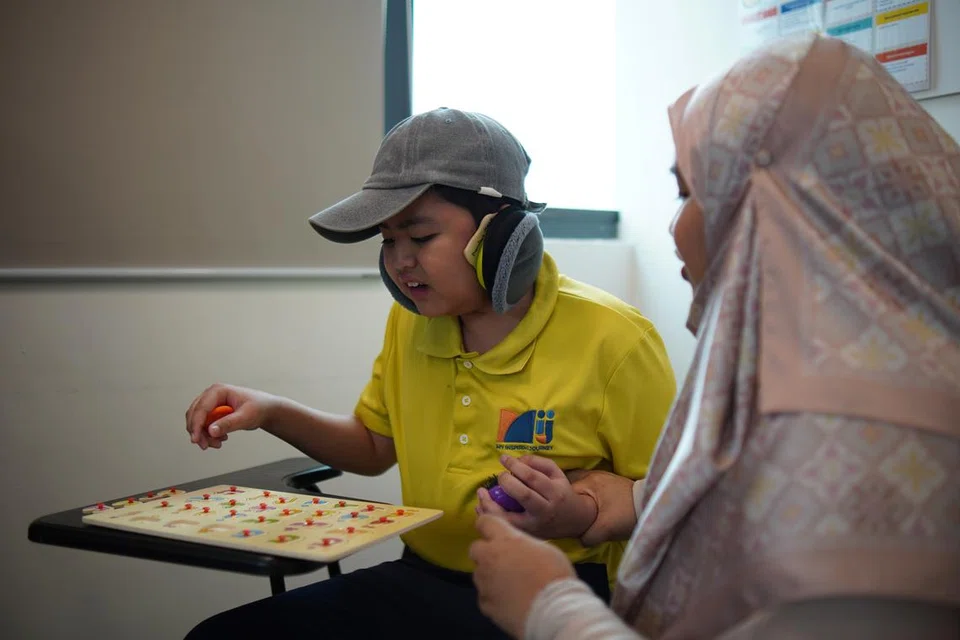 Ustazah Nur Fathah Loakman bersama seorang pelajar MIJ Hub di dalam bilik darjah yang berbeza dengan bilik darjah kelas agama konvensional.