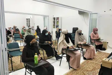 KELAS MUSLIMAH: Kelas agama bagi kaum Muslimah ini berlangsung di bawah salah satu program pendidikan Islam oleh Nur Islam. - Foto NUR INSAN