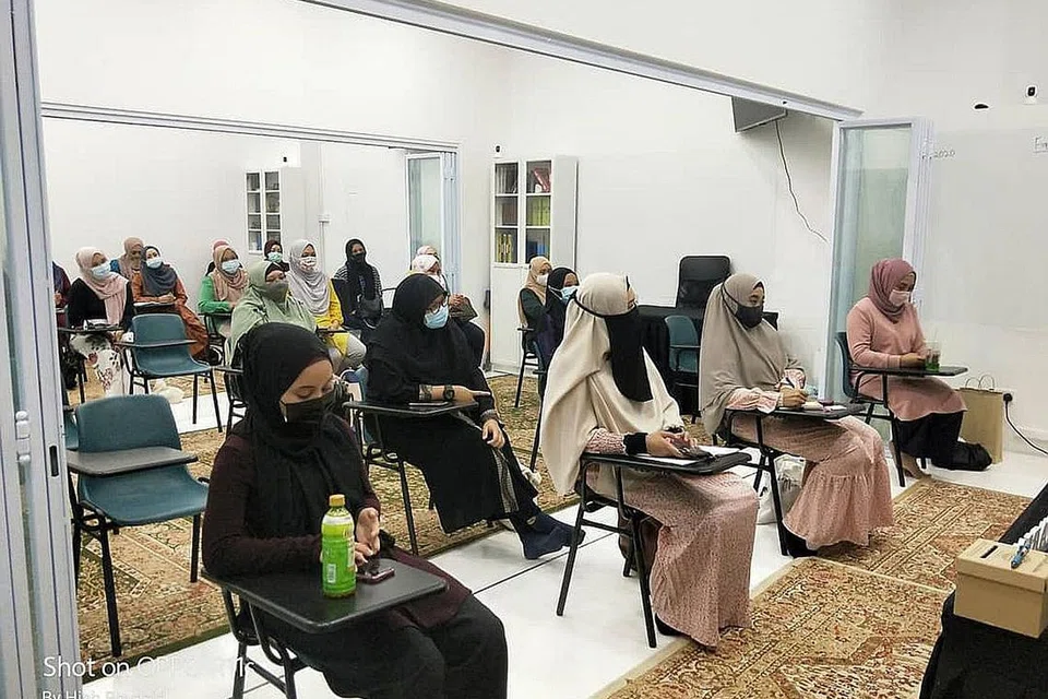 KELAS MUSLIMAH: Kelas agama bagi kaum Muslimah ini berlangsung di bawah salah satu program pendidikan Islam oleh Nur Islam. - Foto NUR INSAN