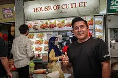 NASIB PEKERJA: Meskipun urusan gerai dan kakitangannya telah diuruskan dengan baik, Encik Abd Razak masih risaukan nasib pegerai-pegerai lain yang belum tahu nasib mereka. - Foto BH oleh NUR DIYANA TAHA