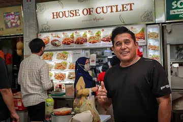 NASIB PEKERJA: Meskipun urusan gerai dan kakitangannya telah diuruskan dengan baik, Encik Abd Razak masih risaukan nasib pegerai-pegerai lain yang belum tahu nasib mereka. - Foto BH oleh NUR DIYANA TAHA