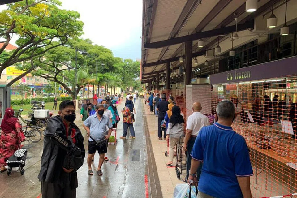 TIDAK PERLU ELAKKAN PASAR GEYLANG: Kementerian Kesihatan (MOH) menjelaskan orang ramai tidak perlu mengelakkan daripada mengunjungi tempat yang dikunjungi kes Covid-19 seperti Pasar dan Pusat Makanan Geylang Serai ini. Ini memandangkan Agensi Sekitaran Kebangsaan (NEA) akan berurusan dengan pihak pengurusan tempat yang terjejas dalam memberi panduan tentang kerja-kerja pembersihan dan menyahjangkitkan ruang tersebut. - Foto FAIL