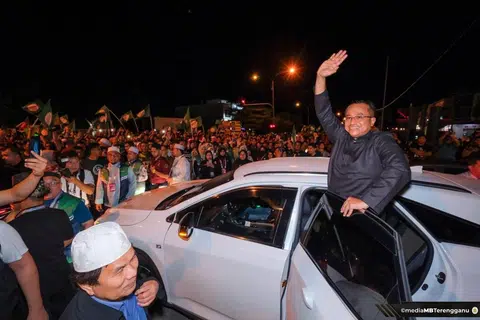 TIDAK MUSTAHIL: Menteri Besar Terengganu, Datuk Seri Dr Ahmad Samsuri Mokhtar (melambai) antara pemimpin berpotensi untuk diketengahkan lebih jauh dalam arena politik Malaysia.