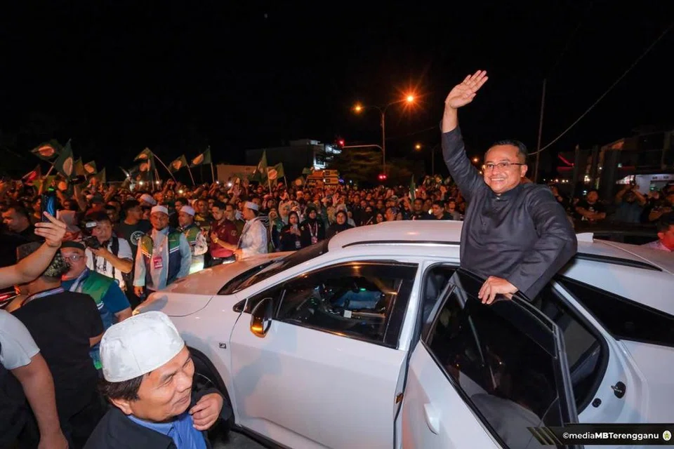 TIDAK MUSTAHIL: Menteri Besar Terengganu, Datuk Seri Dr Ahmad Samsuri Mokhtar (melambai) antara pemimpin berpotensi untuk diketengahkan lebih jauh dalam arena politik Malaysia.