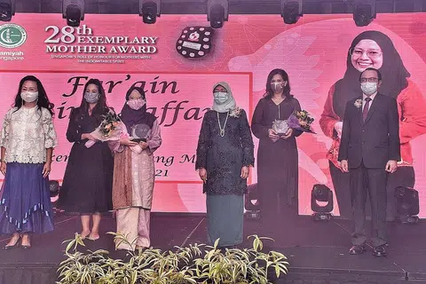 IKTIRAF IBU: Presiden Halimah Yacob (tiga dari kanan) bergambar bersama pemenang Anugerah Ibu Teladan Muda (EYMA) 2021, Cik Far'ain Jaafar (tiga dari kiri). Bersama dalam gambar dari kiri adalah Pengerusi Panel Pengadil bagi Anugerah Ibu Teladan, Cik Claire Chiang, finalis EMYA Cik Christine Kunasekaran dan Cik Suraya Zainul Abidin dan Presiden Jamiyah, Dr Mohd Hasbi Abu Bakar . - Foto-foto BM oleh DESMOND WEE.