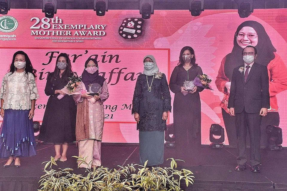 IKTIRAF IBU: Presiden Halimah Yacob (tiga dari kanan) bergambar bersama pemenang Anugerah Ibu Teladan Muda (EYMA) 2021, Cik Far'ain Jaafar (tiga dari kiri). Bersama dalam gambar dari kiri adalah Pengerusi Panel Pengadil bagi Anugerah Ibu Teladan, Cik Claire Chiang, finalis EMYA Cik Christine Kunasekaran dan Cik Suraya Zainul Abidin dan Presiden Jamiyah, Dr Mohd Hasbi Abu Bakar . - Foto-foto BM oleh DESMOND WEE.