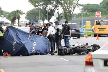 MAUT SEBELUM SEMPAT TIMANG ANAK SULUNG: Encik Jason Tan disahkan meninggal dunia di tempat kejadian oleh seorang paramedik SCDF. Beliau baru berkahwin bulan lalu dan bakal menjadi seorang bapa. - Foto-foto SHIN MIN, KEVIN LIM
