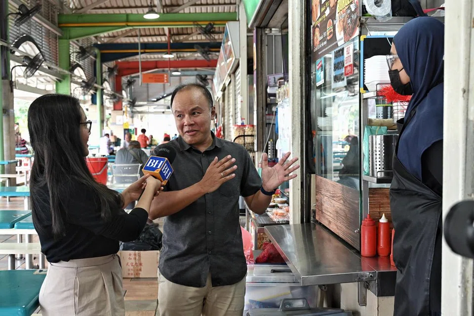Encik Faisal Manap memperkenalkan kedai roti John di Pasar dan Pusat Makanan 511 Kaki Bukit – antara yang paling popular di Kaki Bukit katanya, semasa berjalan-jalan di sana bersama wartawan Berita Harian, Cik Irma Kamarudin.