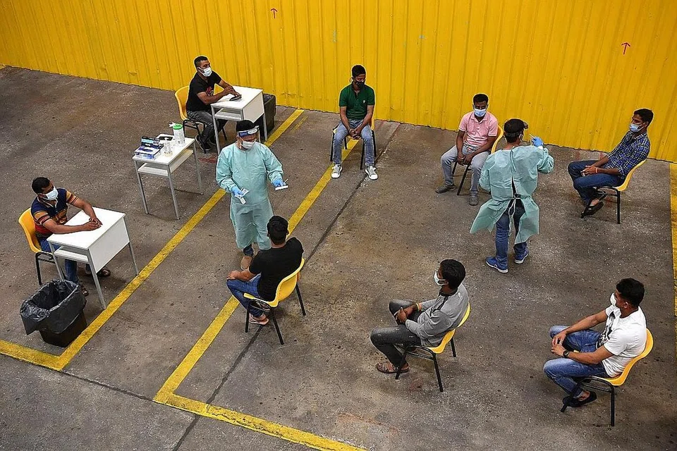 DAYA TAHAN JAGAAN KESIHATAN DIPERKUKUH: Pekerja migran di dormitori menjalankan pemeriksaan swab secara tetap semasa pandemik Covid-19. Daya tahan penjagaan kesihatan mereka telah diperkukuh dengan banyak menerusi pendekatan holistik yang diambil. - Foto fail