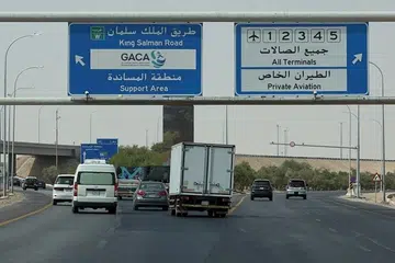 Pemandangan jalan raya menuju ke Lapangan Terbang Antarabangsa Raja Khalid di Riyadh, Arab Saudi, pada 12 Oktober. Pihak berkuasa melanjutkan penutupan lapangan terbang itu sehingga 17 Oktober.