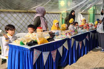 GENERASI MAJU: Pelajar kanak-kanak daripada prasekolah Masjid Ar-Raudhah mendapat peluang menganjurkan bazar mini tadika, di mana mereka menjual kuih Raya yang diderma oleh ibu bapa dan masyarakat awam dan kraf tangan comel buatan pelajar. 