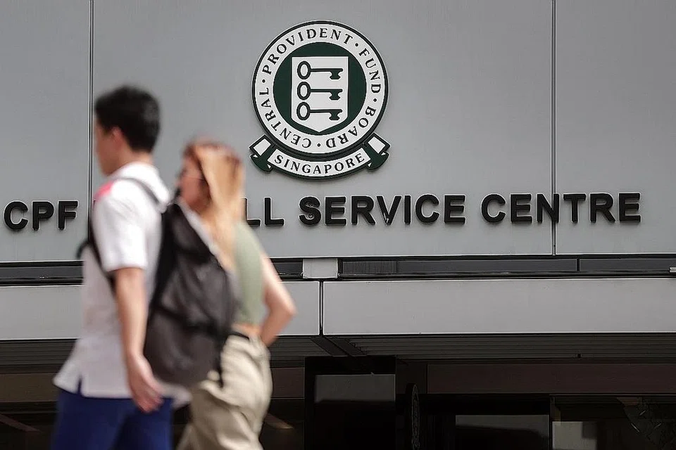 TOKOKAN LEBIH TINGGI: Sebanyak $1.81 bilion dimasukkan ke dalam akaun Khas atau akaun Persaraan dalam tiga suku pertama tahun ini, 23 peratus lebih tinggi berbanding tempoh sama tahun lalu. - Foto fail