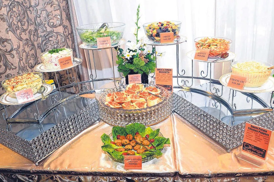 SUDUT SALAD, LEBIH SIHAT: Ini merupakan antara rangkaian hidangan yang disifatkan sebagai lebih menyihatkan. Antara lain, ia t1ermasuk salad telur dan kentang, salad makaroni, salad sayur, salad buah, salad coleslaw, roti Perancis bersama tomato dan bawang putih. - Foto BM