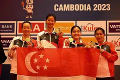 JUARA BERTAHAN: Foil berpasukan wanita bagi sukan lawan pedang negara yang dianggotai (dari kiri) Cheung Kemei, Tiffany Seet, Tay Yu Ling dan Maxine Wong selepas acara pemberian pingat. - Foto REUTERS