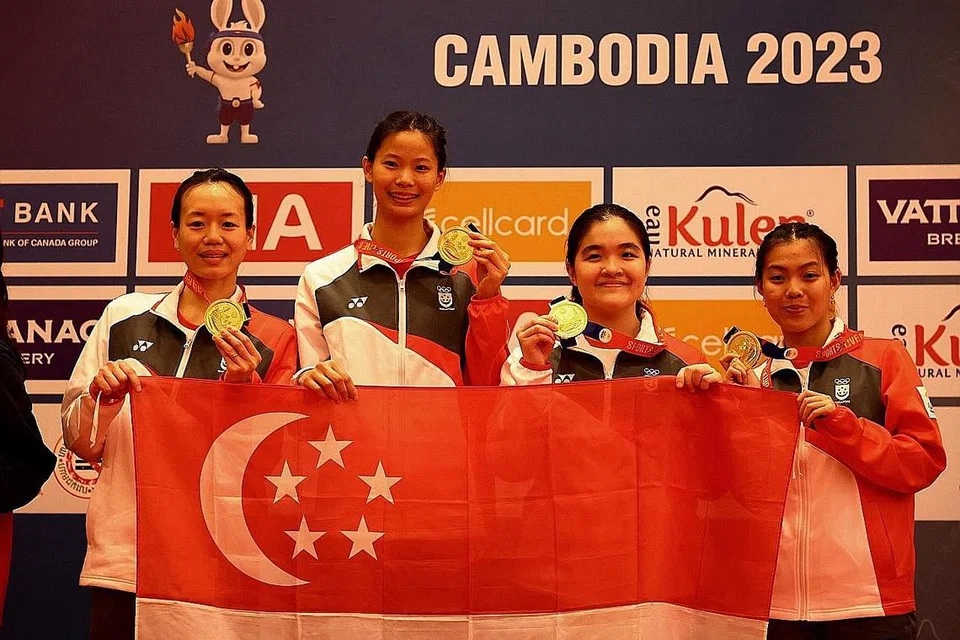 JUARA BERTAHAN: Foil berpasukan wanita bagi sukan lawan pedang negara yang dianggotai (dari kiri) Cheung Kemei, Tiffany Seet, Tay Yu Ling dan Maxine Wong selepas acara pemberian pingat. - Foto REUTERS