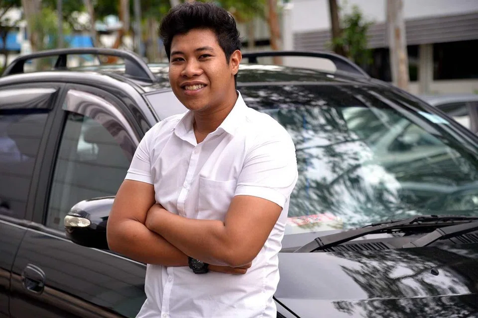 PEMANDU SAMBILAN UBER: Encik Abdul Khidir Abdul Rahim, 26 tahun, mendapati kebebasan menentukan masa bekerja penting baginya, lebih-lebih lagi beliau perlu mengimbangi masa antara bekerja dengan menghadiri kelas untuk kursus diplomanya dalam jurusan komunikasi massa. - Foto-foto SHAKIR SAIFUDDIN