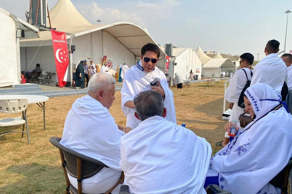Lebih dua juta jemaah dari serata dunia termasuk 900 anggota jemaah dari Singapura telah berkumpul di Arafah pada 15 Jun. Mereka berkumpul di kawasan tersebut, meskipun dibayangi cuaca lebih 40 darjah Celsius untuk melaksanakan wuquf, iaitu kemuncak ibadah haji. Ketua Delegasi Haji Singapura, Dr Mohamad Maliki Osman (berkaca mata hitam), melaporkan bahawa jemaah Singapura rata-ratanya sihat.