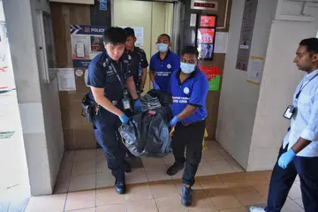 Mayat mangsa  dibawa pergi dari tempat kejadian. Menurut penduduk di situ, mereka terdengar dua lelaki bertengkar antara 8 pagi dengan 9 pagi sebelum kejadian itu.