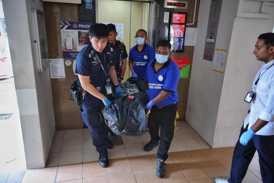 Mayat mangsa  dibawa pergi dari tempat kejadian. Menurut penduduk di situ, mereka terdengar dua lelaki bertengkar antara 8 pagi dengan 9 pagi sebelum kejadian itu.