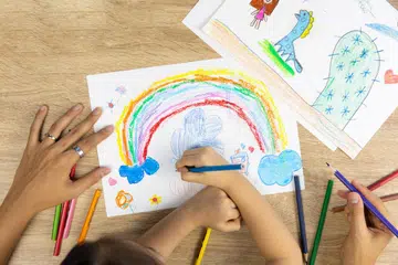 Kegiatan melukis dan melakukan kraf bukan sekadar mengasah kreativiti, malah ia juga memantapkan kemahiran motor halus, kecerdasan sosioemosi, kognitif dan bahasa si cilik. 
