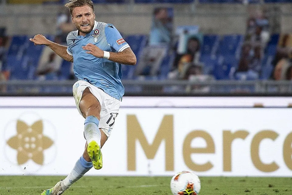 JARINGAN EMAS: Selain dinobat sebagai penjaring terbanyak Serie A musim ini dengan 36 gol, penyerang Lazio Ciro Immobile turut memenangi anugerah Kasut Emas Eropah, mengatasi penyerang Bayern Munich Robert Lewandowski, yang menjaringkan 34 gol dalam aksi Bundesliga. - EPA-EFE