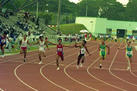 Hosni (pakaian merah) meraikan kejayaan di Terbuka Singapura 1994, menewaskan pelumba Indonesia, Mardi Lestari, yang merupakan pelari terpantas Asia pada waktu itu.