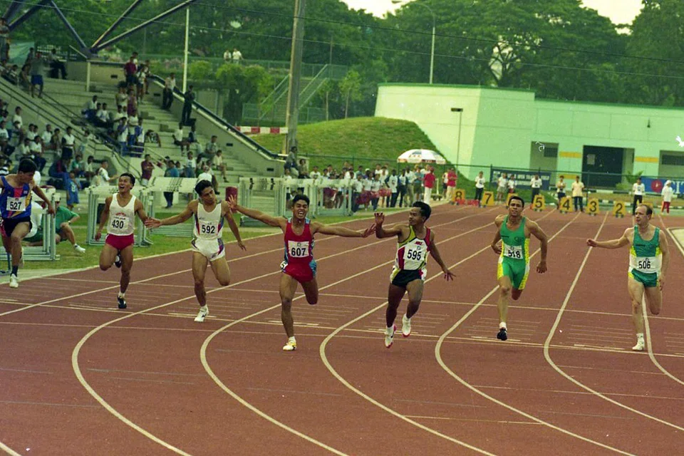 Hosni (pakaian merah) meraikan kejayaan di Terbuka Singapura 1994, menewaskan pelumba Indonesia, Mardi Lestari, yang merupakan pelari terpantas Asia pada waktu itu.