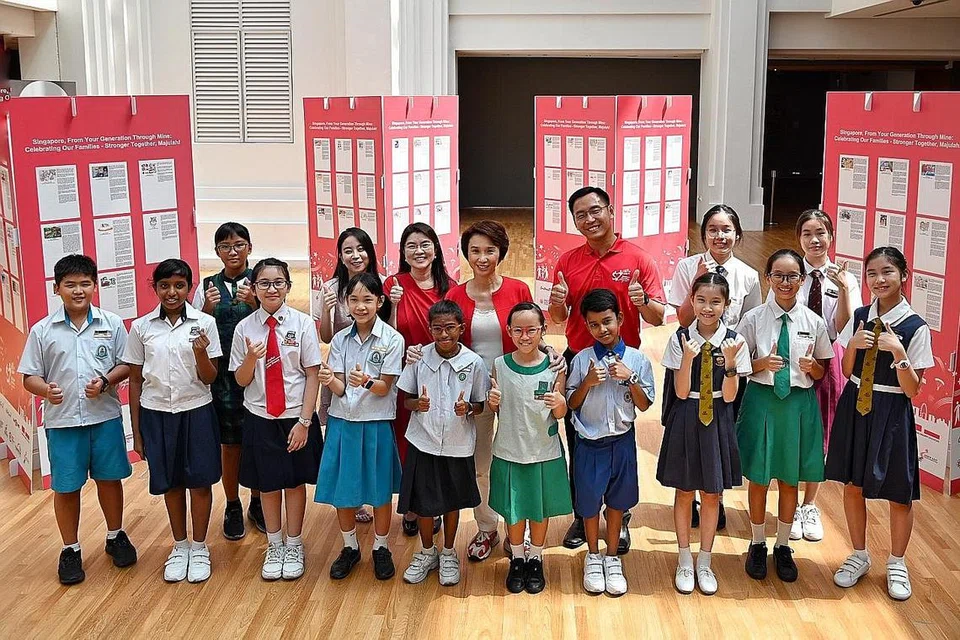 KAPSUL MASA: Menteri Negara (Perdagangan dan Perusahaan), Cik Low Yen Ling (barisan belakang, empat dari kanan), bergambar dengan belia-belia dari sekolah tempatan yang telah menyumbang ucapan mereka kepada kapsul masa. Turut bersama dalam gambar adalah pengasas galeri, Cik Jamain Chen (dua dari kiri), pengarah kanan Galeri Nasional, Cik Suenne Megan Tan (tiga dari kiri), dan ketua jawatankuasa Perbarisan Hari Kebangsaan Brigadier-Jeneral Goh Pei Ming (tiga dari kanan).