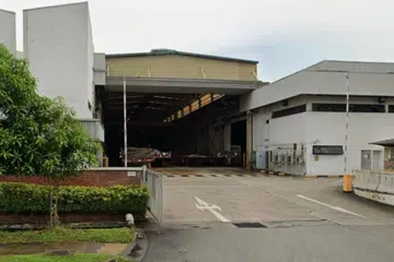 Kebakaran tersebut melibatkan barang-barang yang diletakkan di pintu masuk sebuah unit dormitori di tingkat dua, yang terletak di 1 Tuas Avenue 8.