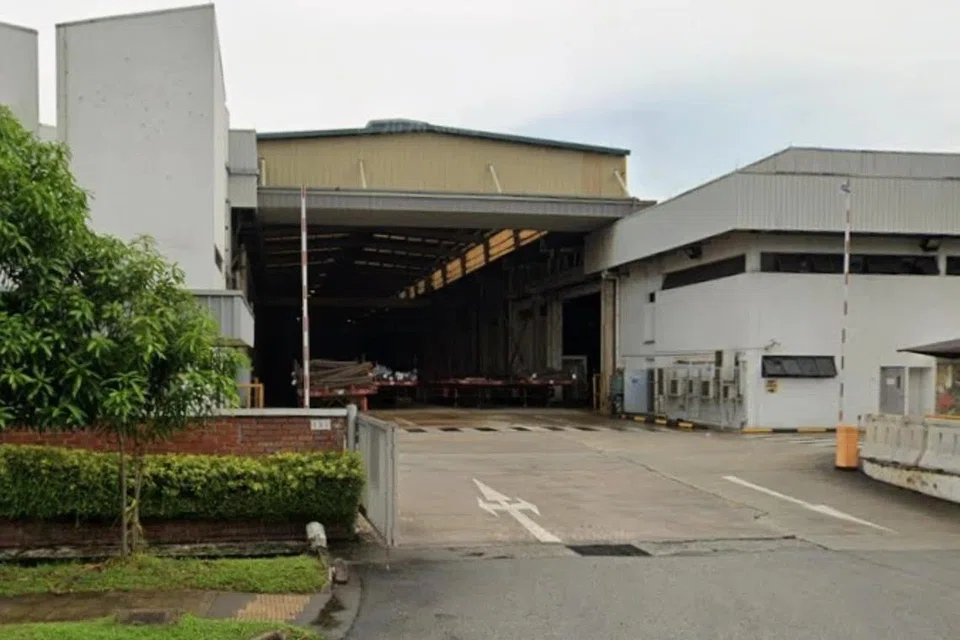 Kebakaran tersebut melibatkan barang-barang yang diletakkan di pintu masuk sebuah unit dormitori di tingkat dua, yang terletak di 1 Tuas Avenue 8.