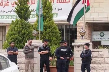 Para pegawai polis dilihat berada di luar pejabat Barisan Tindakan Islam di Jordan pada 23 April 2025.
