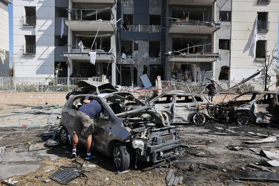 Seorang lelaki memeriksa sisa kereta miliknya yang hangus terbakar di lokasi kejadian selepas peluru berpandu balistik Iran mengenai bangunan kediaman di Beer Sheva, selatan Israel, pada 20 Jun 2025. Israel dan Iran saling melancarkan serangan sejak Israel memulakan serangan ke atas Iran pada 13 Jun 2025 menerusi Operasi ‘Rising Lion.’