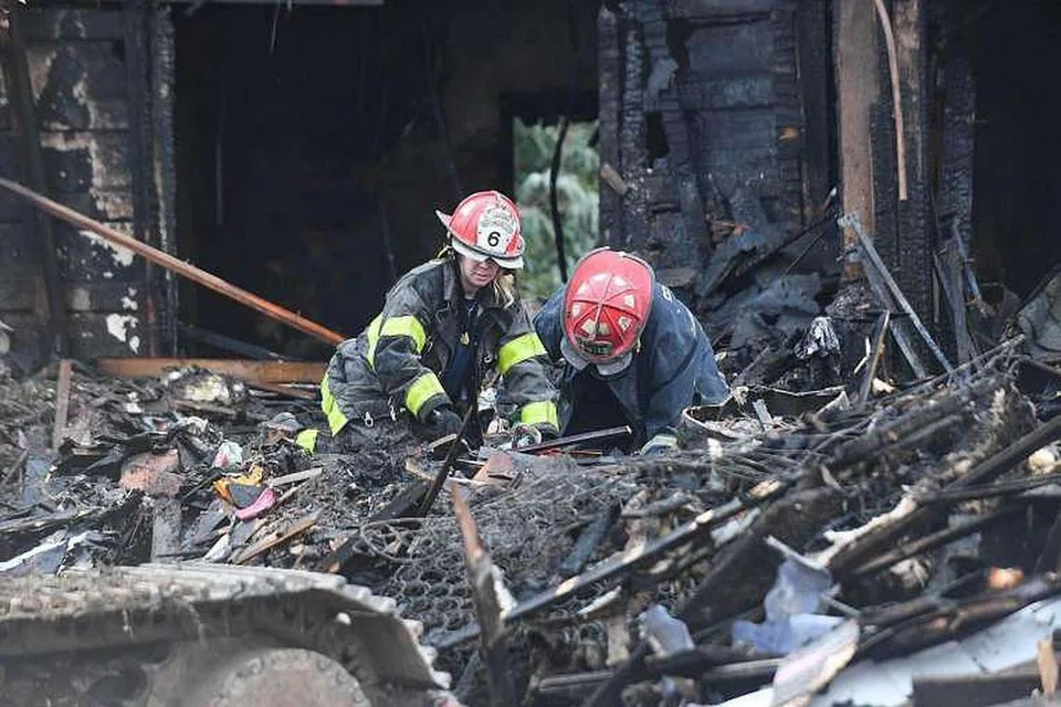 Anggota bomba mencari di puing rumah tiga tingkat di Baltimore, Maryland, yang dijilat api, menyebabkan enam kanak-kanak adik-beradik terbunuh dan ibu serta tiga lagi adik-beradik mereka cedera. 