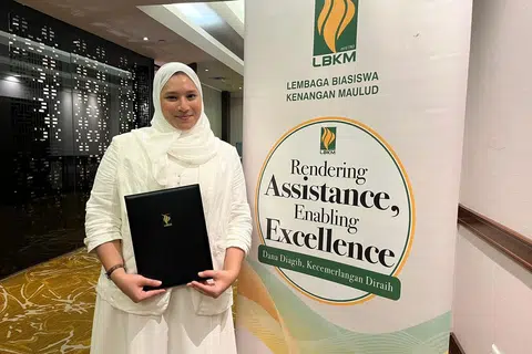 Cik Mumtaz Abdul Halim, penerima Biasiswa Alla’udin-Masjid Khalid, yang ditubuhkan dengan kerjasama antara Masjid Khalid dengan LBKM bagi para pelajar lepasan ijazah yang terlibat dalam bidang penyelidikan yang bertujuan memupuk kepercayaan dan keselamatan dalam lingkungan masyarakat. 